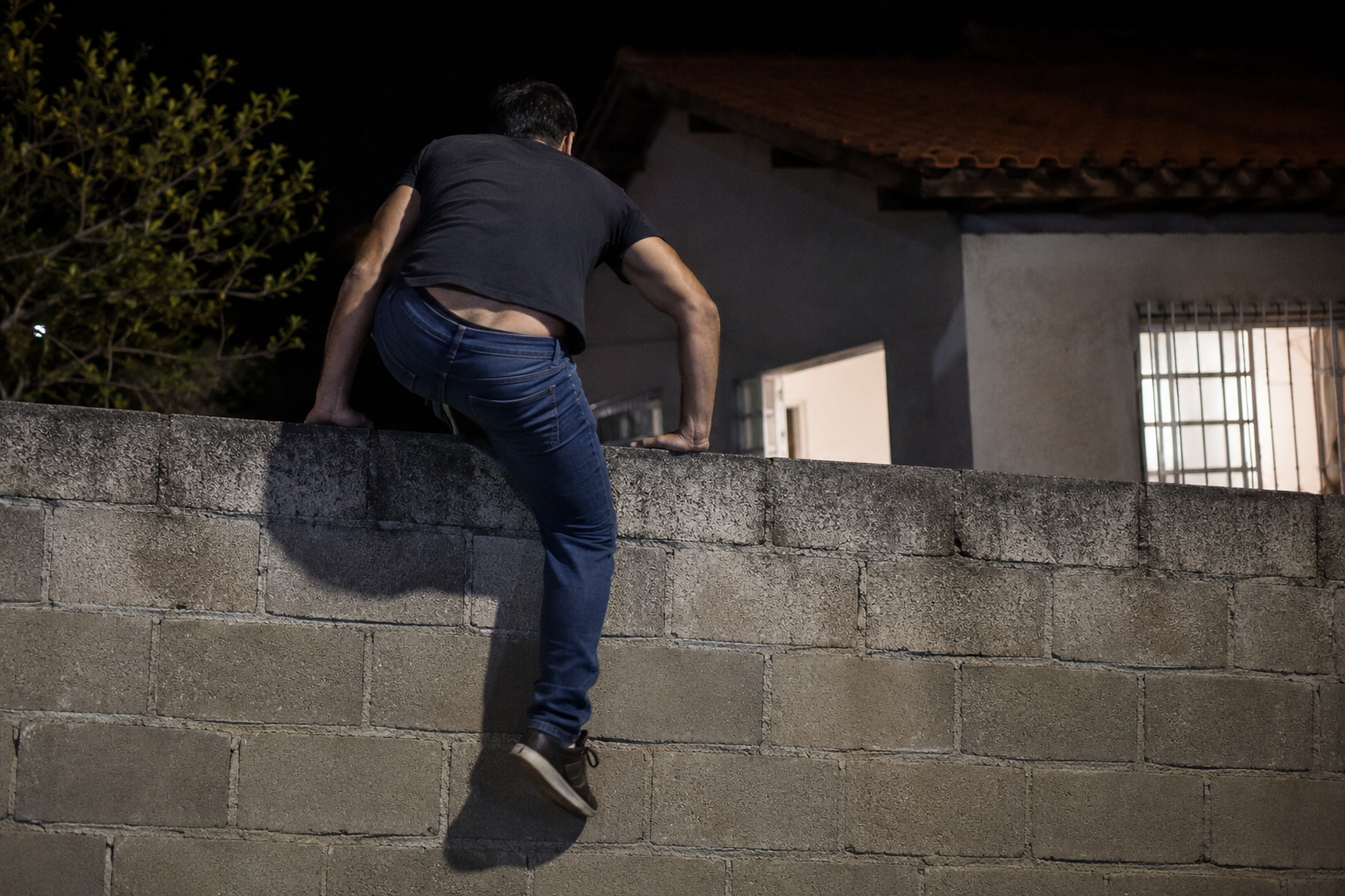 Não aceitando o fim, ex invade casa, agride mulher e é preso em flagrante